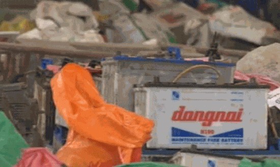 Hưng Yên: 97% trẻ làng tái chế pin bị phơi nhiễm chì 