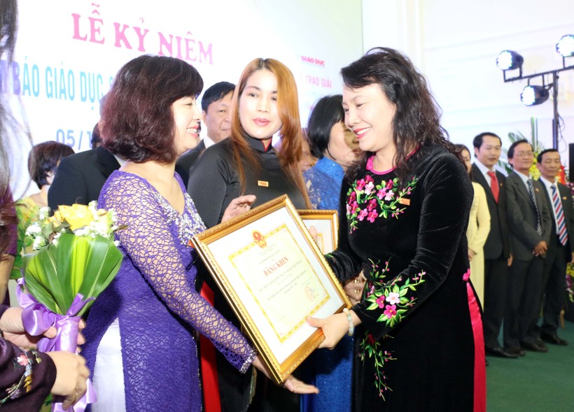 Thứ trưởng Bộ GD&ĐT Nguyễn Thị Nghĩa tặng Bằng khen của Bộ GD&ĐT cho các cá nhân xuất sắc của báo Giáo dục và Thời đại