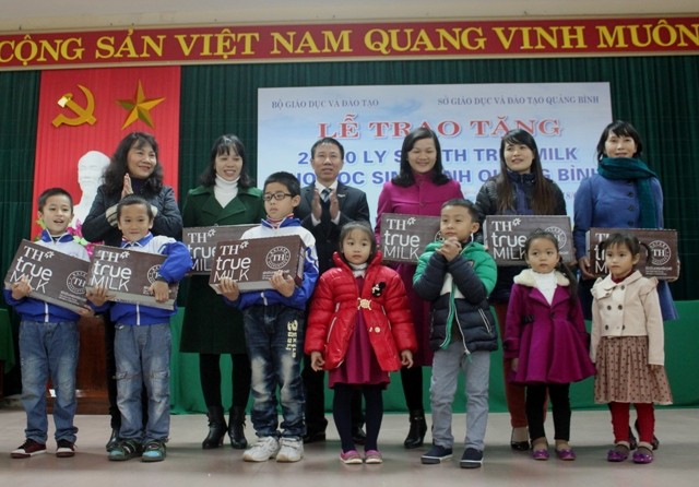 Thứ trưởng Nguyễn Thị Nghĩa trao tặng sữa TH True milk cho các em học sinh bậc mầm non và tiểu học tại Quảng Bình