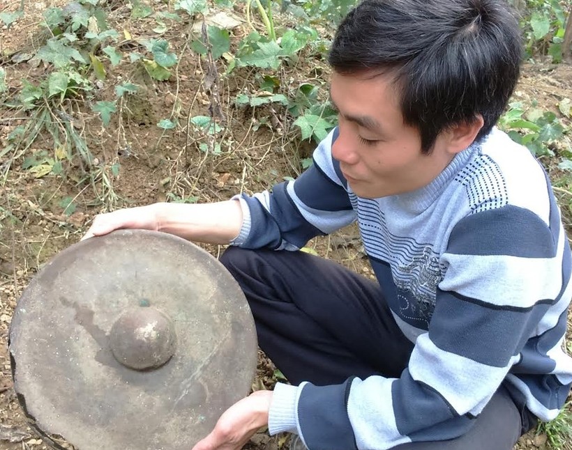 Chiếc chiêng đồng cổ mà anh Hà Văn Hoàn, xã Trung Xuân, huyện Quan Sơn (Thanh Hóa) vừa phát hiện, hiện đang cất giữ tại nhà. 