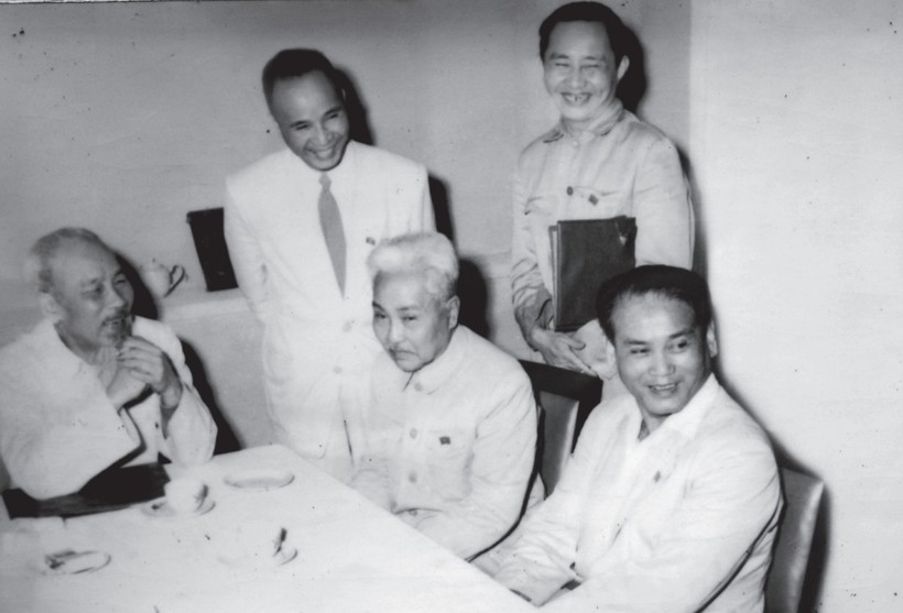 Ông Nguyễn Văn Côn (ngồi giữa) được gặp Bác Hồ, năm 1966