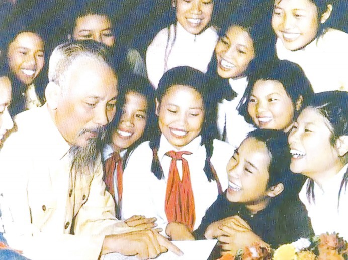 Bác Hồ với các cháu học sinh Trường THCS Trưng Vương, Hà Nội (19/5/1958). Ảnh tư liệu