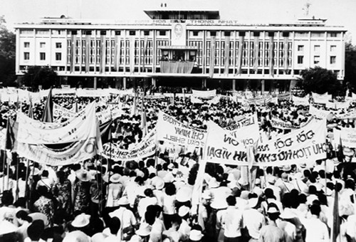 Các tầng lớp nhân dân Sài Gòn tham dự mít tinh mừng chiến thắng Ảnh: TTXVN