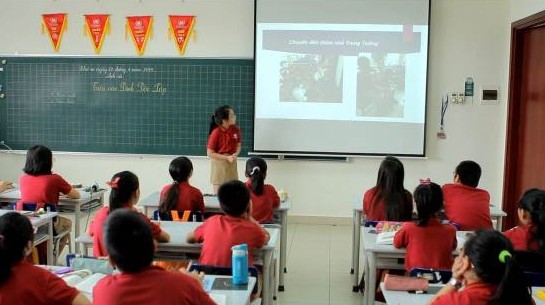 Khánh Phương đang chia sẻ với các bạn trong lớp về chuyến thăm tới nhà nhân vật lịch sử 