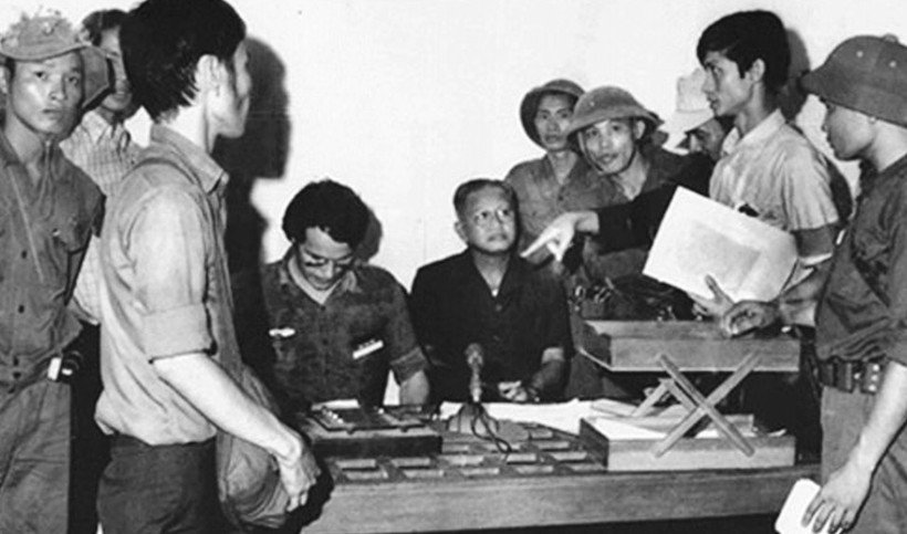 Đồng chí Phạm Xuân Thệ và các sĩ quan soạn thảo lời tuyên bố đầu hàng cho Tổng thống Dương Văn Minh đọc