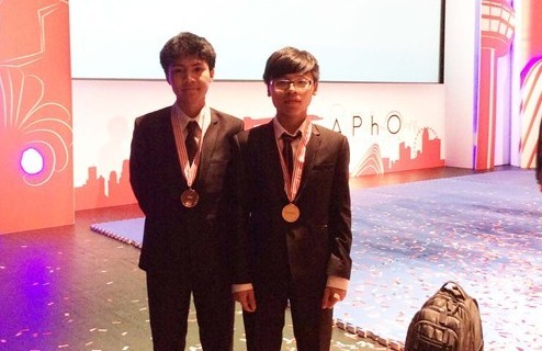 Nguyễn Ngọc Khánh (bên phải) trong kỳ thi kỳ thi Olympic Vật lý châu Á – Thái Bình Dương năm 2014
