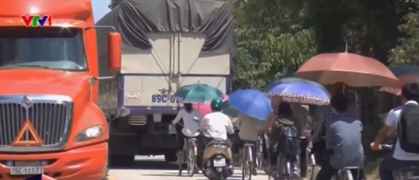 Xử lý triệt để học sinh đi xe đạp che ô tại Hà Tĩnh