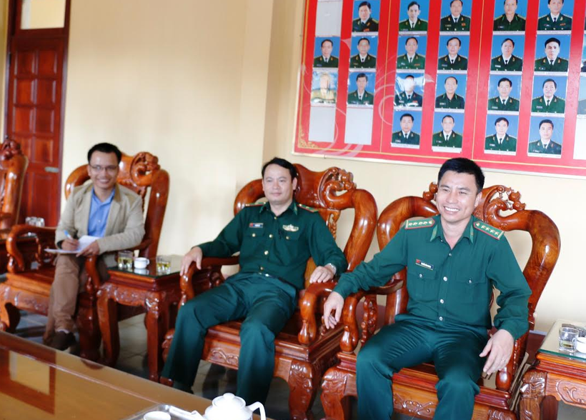 Thiếu tá Lực (giữa) và Đại úy Quang (bên phải) cùng ôn lại những kỷ niệm đón Tết xa gia đình.