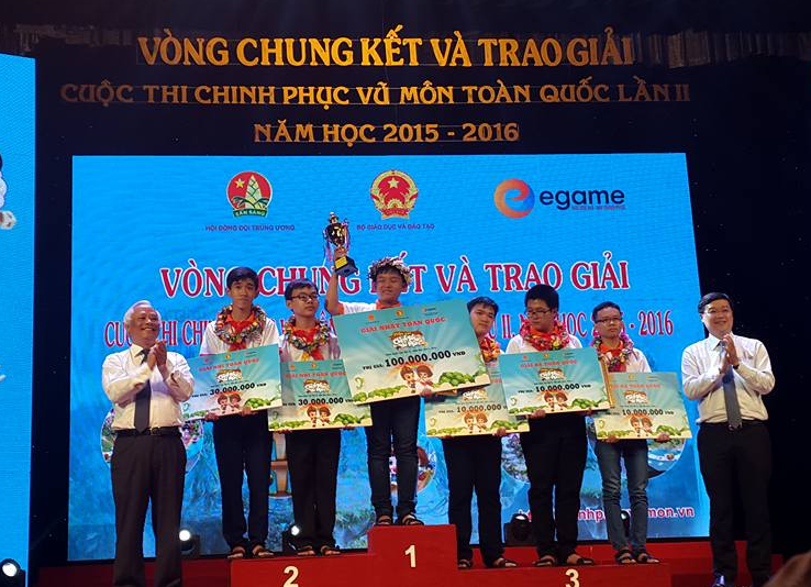 Phỏ Chủ tịch Quốc hội Uông Chu Lưu trao phần thưởng cho các học sinh đoạt giải