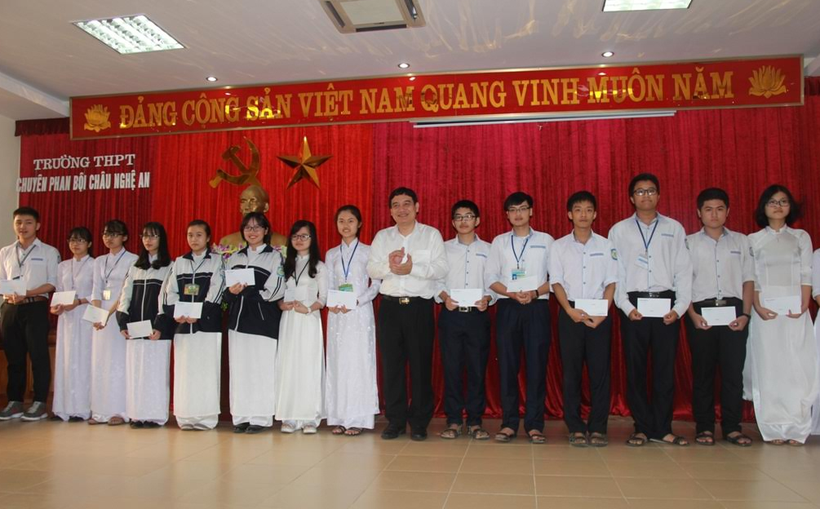 Bí thư tỉnh ủy Nghệ An trao học bổng cho học sinh có thành tích xuất sắc
