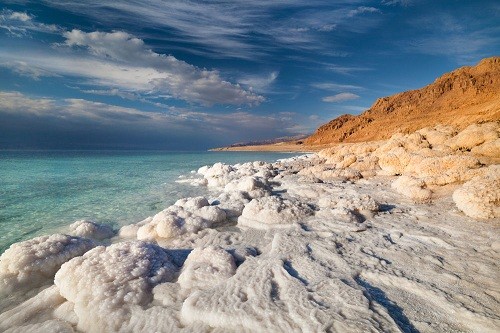 Muối tích tụ thành núi quanh bờ Biển Chết. Ảnh: Shutterstock