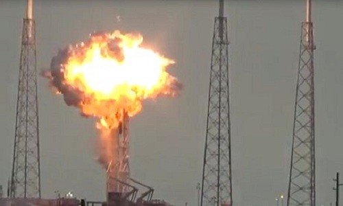 Quả cầu lửa xuất hiện ở phần thân trên của tên lửa SpaceX. 