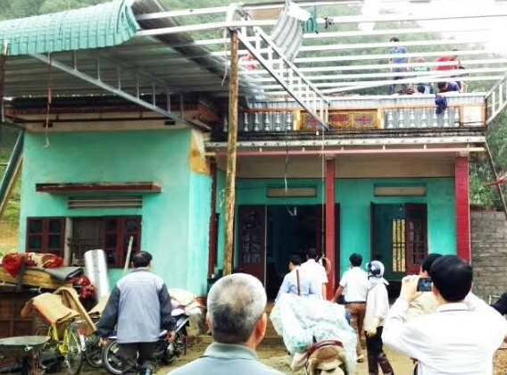 Người dân khắc phục thiệt hại sau lốc xoáy, mưa đá ở Thanh Hóa.