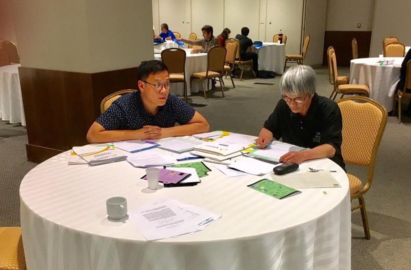 Thầy Lê Anh Vinh và Thầy Nguyễn Khắc Minh đang nghiên cứu bài thi của các học sinh
