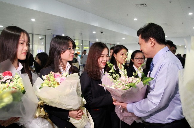 Thứ trưởng Nguyễn Hữu Độ tặng hoa chúc mừng thành tích của đoàn học sinh Việt Nam dự thi Intel ISEF