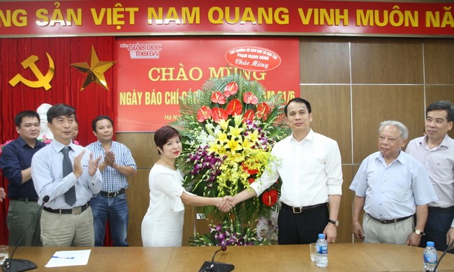 Thứ trưởng Phạm Mạnh Hùng chúc mừng tập thể cán bộ phóng viên Báo GD&TĐ