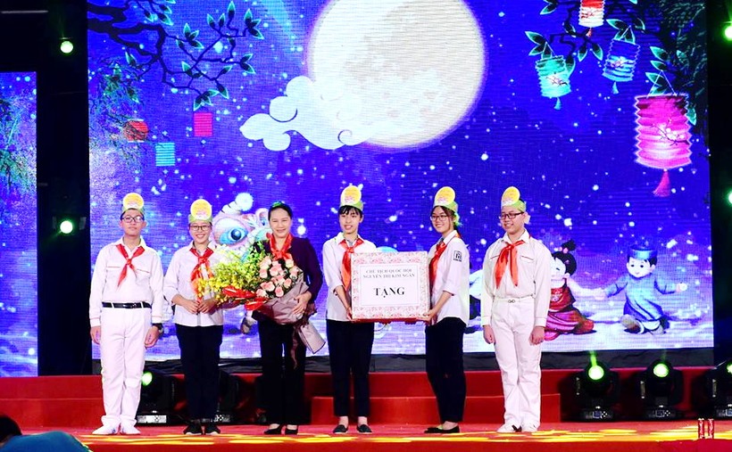 Chủ tịch Quốc hội Nguyễn Thị Kim Ngân tặng quà cho các cháu thiếu nhi