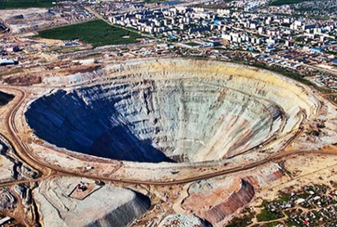 Mỏ kim cương sâu 525 mét cạnh thị trấn Siberia