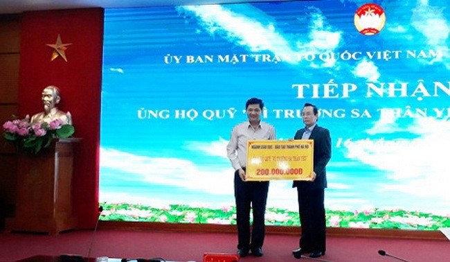 Ông Phạm Xuân Tiến- Phó Giám đốc Sở GDĐT Hà Nội ủng hộ Quỹ Vì Trường Sa thân yêu