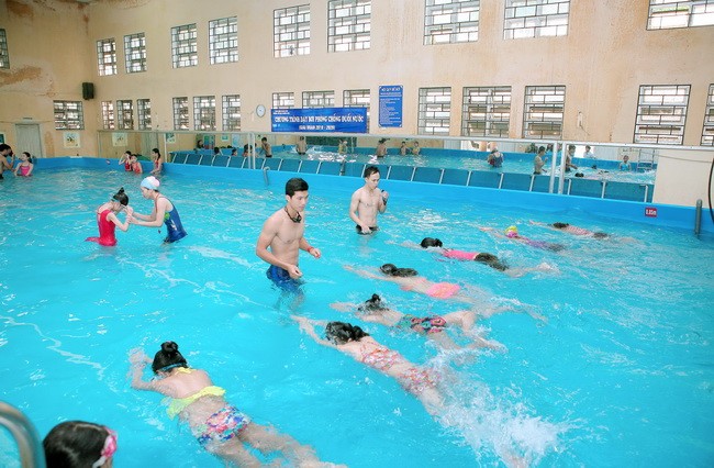 Một buổi dạy bơi tại trường Tiểu học Dịch Vọng B (quận Cầu Giấy)
