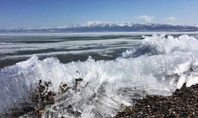 Hiện tượng "sóng băng" hiếm gặp ở hồ núi cao 