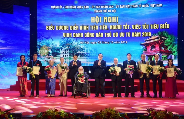 Lãnh đạo TP Hà Nội trao danh hiệu Công dân Thủ đô ưu tú cho 10 cá nhân