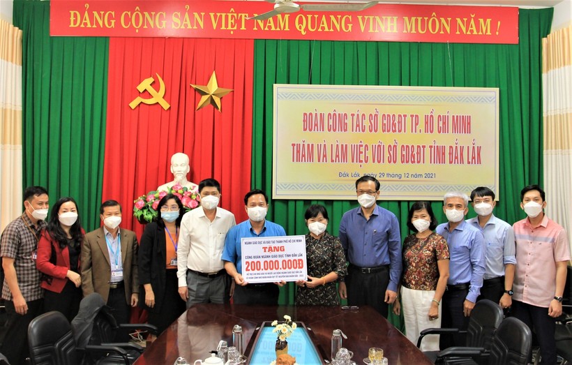 gành GD TP HCM trao tặng 200 triệu đồng hỗ trợ nhà giáo, người lao động có hoàn cảnh khó khăn của tỉnh Đắk Lắk.
