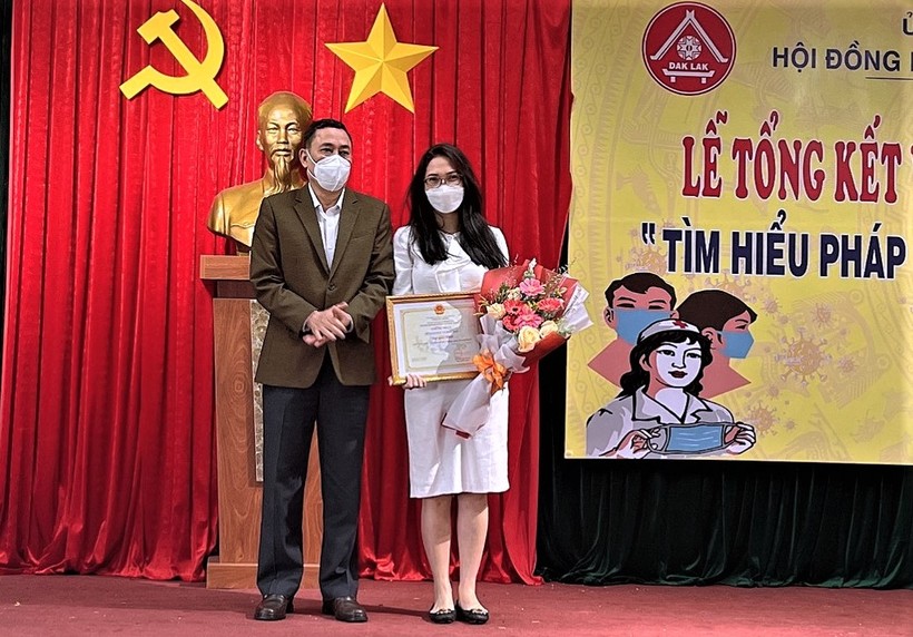 Phó chủ tịch UBND tỉnh Võ Văn Cảnh trao giải tập thể cho Sở GD&ĐT
