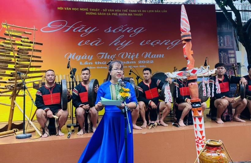 Chủ tịch Hội Văn học nghệ thuật tỉnh Đắk Lắk phát biểu khai mạc Ngày thơ.