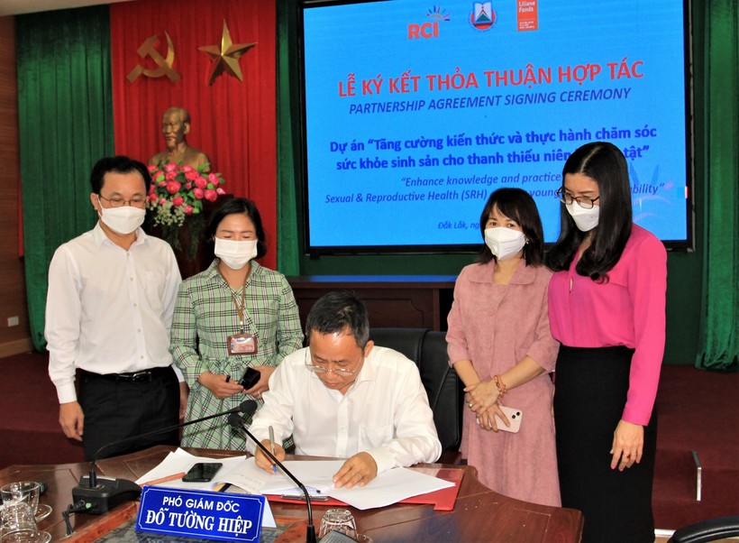 TS Đỗ Tường Hiệp - Phó Giám đốc Sở GD&ĐT Đắk Lắk ký kết thoả thuận.
