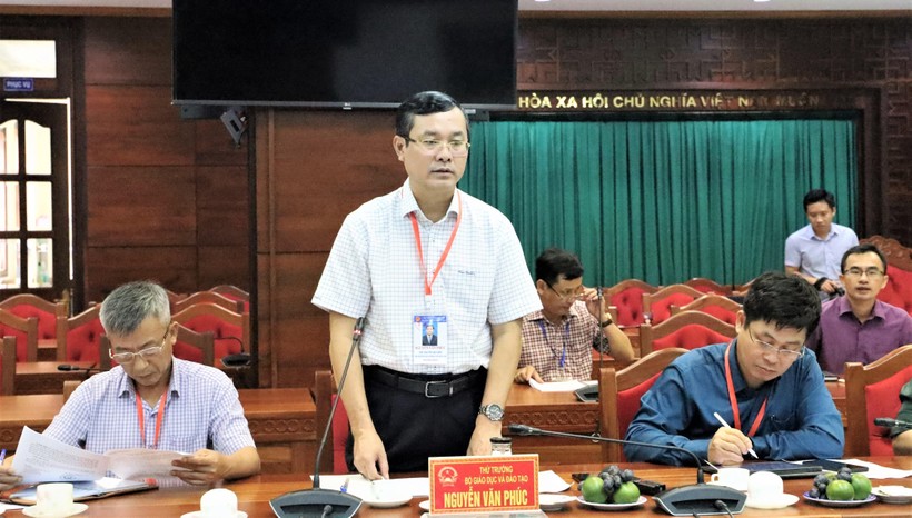 Thứ trưởng Bộ GD&ĐT Nguyễn Văn Phúc phát biểu tại buổi làm việc với Ban Chỉ đạo thi tỉnh Đắk Lắk.