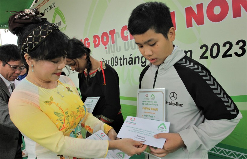 Hơn 100 suất học bổng cho học trò nghèo tại Đắk Lắk ảnh 4
