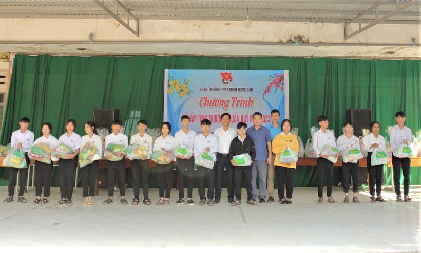 Đại diện VP MT-TN Báo GD&TĐ cùng BTV Đoàn trường trao quà cho học sinh.