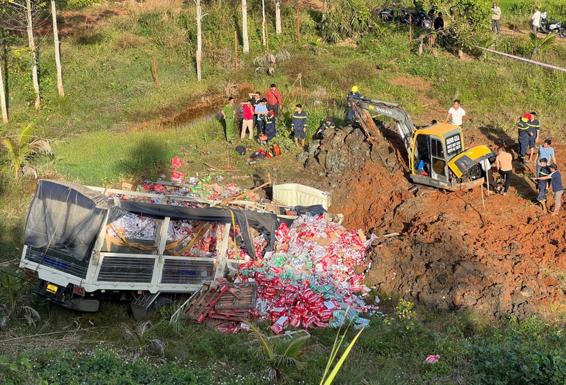 Hiện trường vụ xe tải lao xuống vực tại Đắk Nông.