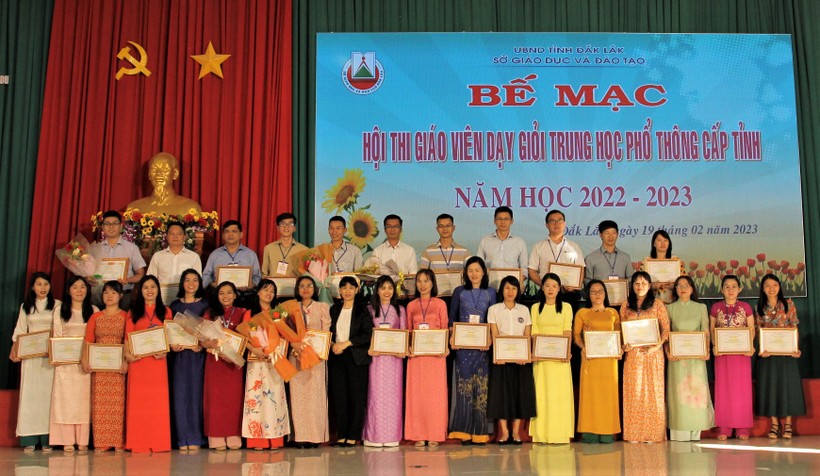 Đắk Lắk công nhận 273 giáo viên THPT dạy giỏi cấp tỉnh ảnh 6