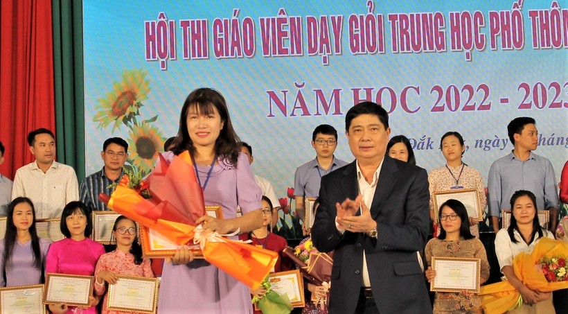 Đắk Lắk công nhận 273 giáo viên THPT dạy giỏi cấp tỉnh ảnh 4