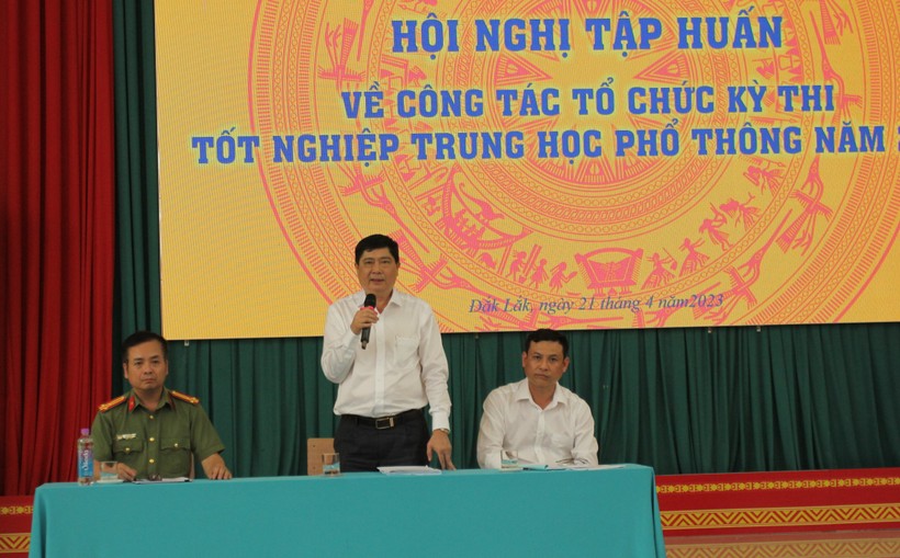 Giám đốc Sở GD&ĐT Đắk Lắk giải đáp các thắc mắc của đại biểu tại Hội nghị (ảnh: Thành Tâm).
