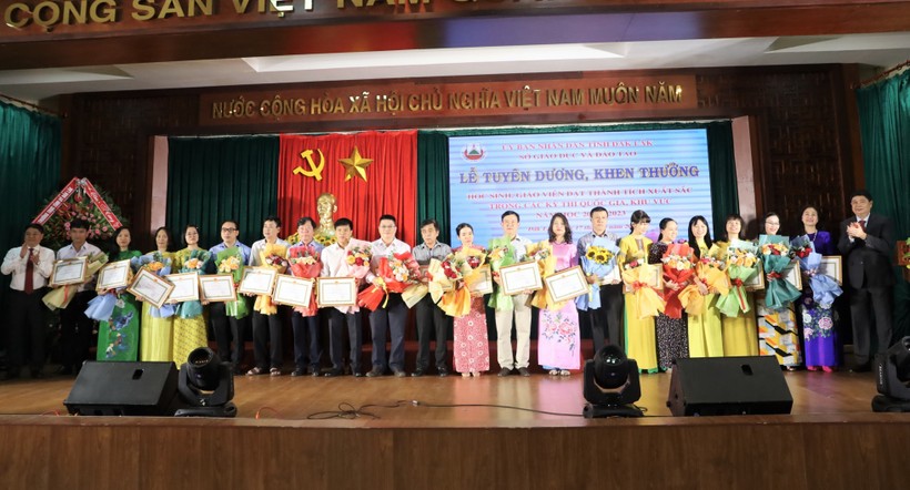 Đắk Lắk tuyên dương học sinh xuất sắc trong các kỳ thi quốc gia ảnh 4