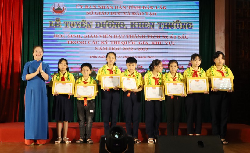Đắk Lắk tuyên dương học sinh xuất sắc trong các kỳ thi quốc gia ảnh 5