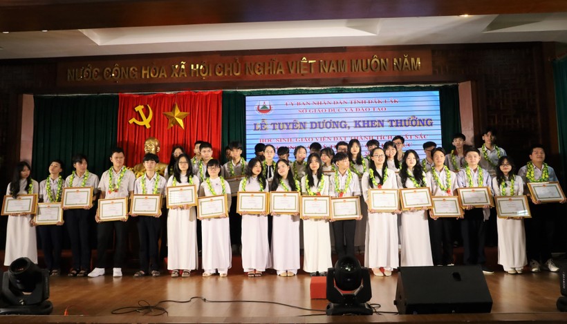 Đắk Lắk tuyên dương học sinh xuất sắc trong các kỳ thi quốc gia ảnh 3