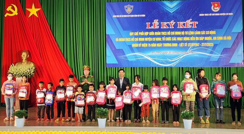 Bộ tư lệnh CSCĐ phối hợp hỗ trợ an sinh xã hội tại huyện Cư Kuin ảnh 5
