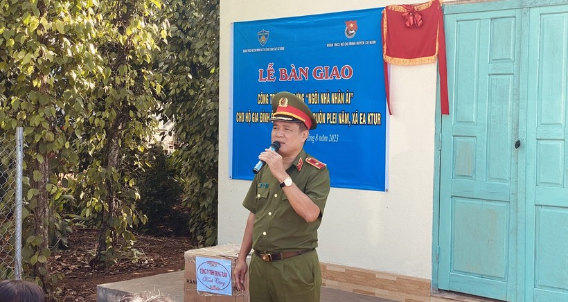 Hai ngôi nhà nhân ái do các chiến sĩ Cảnh sát cơ động hỗ trợ tại Đắk Lắk ảnh 2