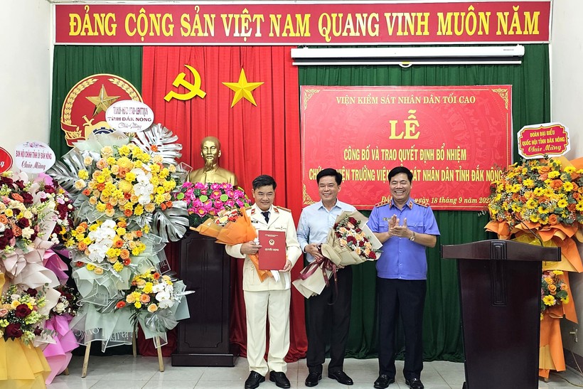 Ông Tạ Đình Đề nhận Quyết định bổ nhiệm Viện trưởng Viện KSND tỉnh Đắk Nông. (Ảnh: TT)
