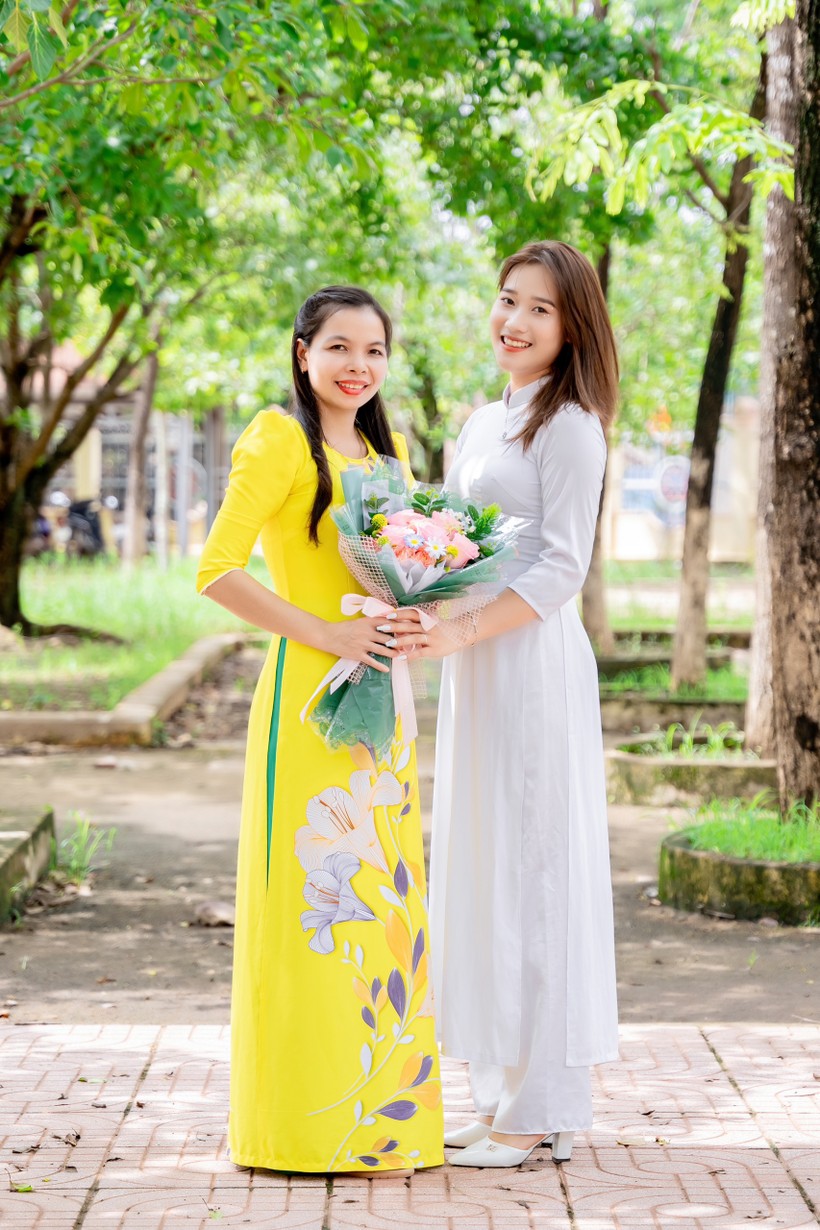 Cô Nguyễn Thị Hòa đón nhận tình cảm từ đại diện học sinh - Ảnh: NTCC. ảnh 2