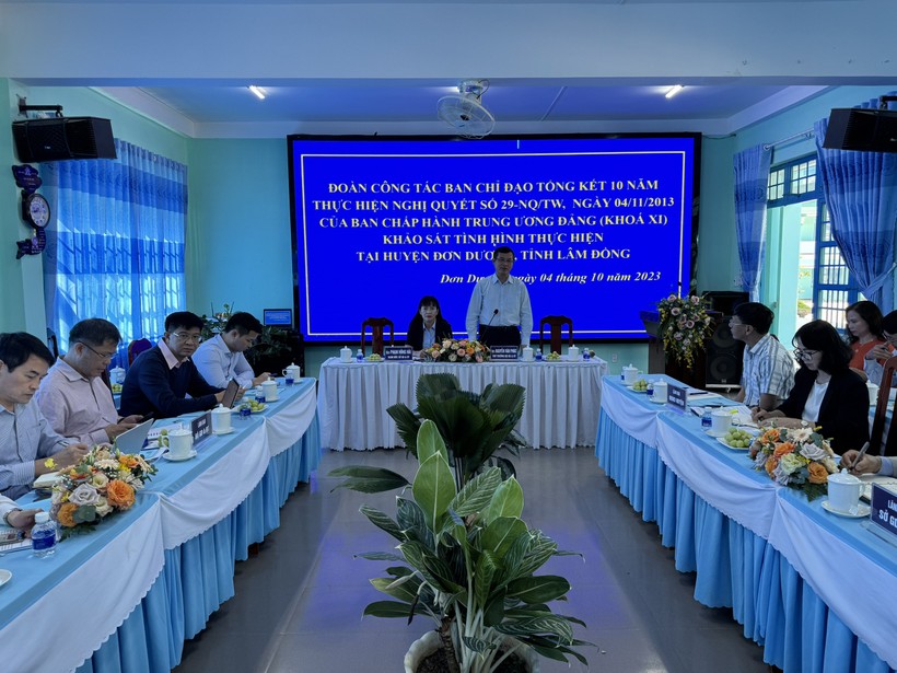Thứ trưởng Nguyễn Văn Phúc khảo sát tổng kết Nghị quyết 29 tại huyện Đơn Dương - Ảnh: CTV ảnh 2