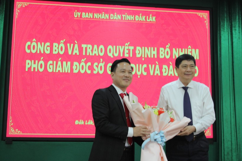 Ông Phạm Đăng Khoa, Giám đốc Sở GD&ĐT tặng hoa chúc mừng tân Phó Giám đốc Sở. (Ảnh: TT)