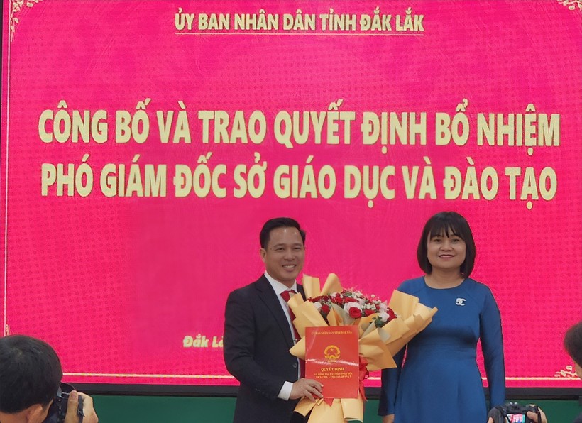 Phó Chủ tịch UBND tỉnh H’ Yim Kđoh trao quyết định bổ nhiệm Phó Giám đốc Sở GD&ĐT cho ông Lưu Tiến Quang. (Ảnh: TT)