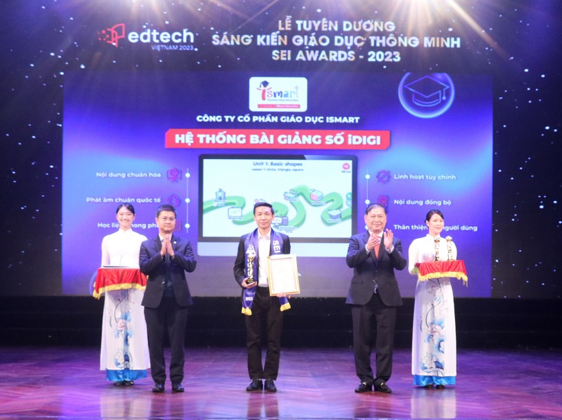 Đại diện iSMART Education nhận giải cho hạng mục 