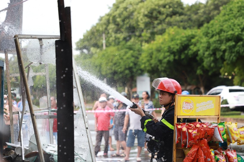 Lực lượng PCCC nhanh chóng dập tắt đám cháy tại phường Tân An, TP Buôn Ma Thuột. (Ảnh: TT)