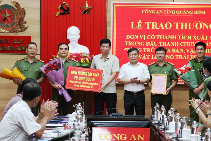 Bí thư Tỉnh ủy và Phó Chủ tịch UBND tỉnh Quảng Bình trao thưởng cho lực lượng phá án.